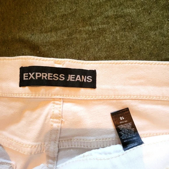 Express Shorts - Picture 3 of 3